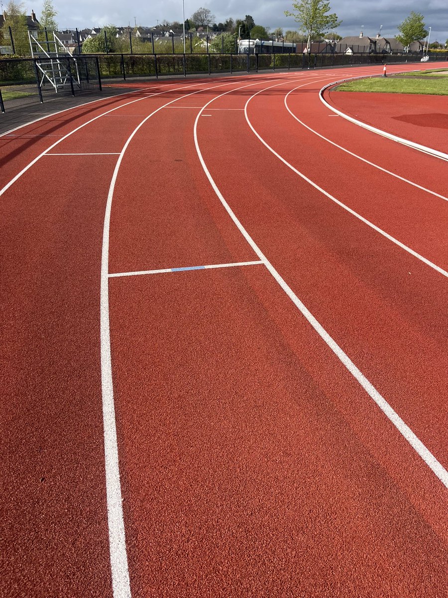 nevergiveupanne's tweet photo. Super proud of those @NHSCTrust staff on the track tonight running 15 minute sessions with ease. Hard to imagine they started 6 weeks ago running 1 minute sessions๐#gettingfitter #healthandwellbeing #encouragement #teamwork https://t.co/MVD5o6JuGZ