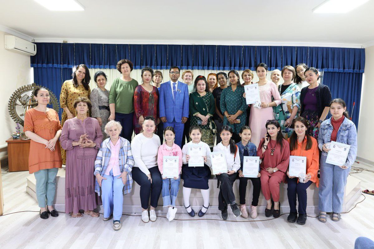 On the occasion of International Dance Day, online dance competition has been organized by the Lal Bahadur Shastri Centre for Indian Culture. Director Sitesh Kumar congratulated the participants and distributed the certificates and prizes to the winners. 1/2 @ktuhinv @MEAIndia