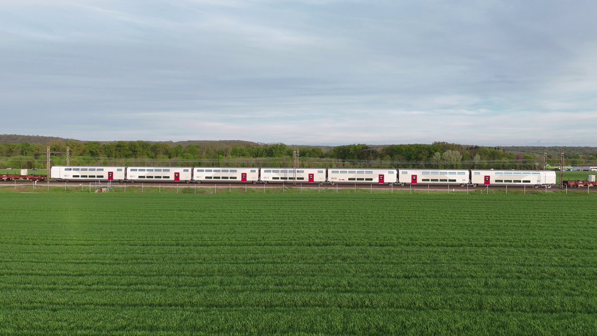 tgvdu45's tweet photo. [Thread] « #TGVM INOUI : TGV I…MOUI ? »
Depuis ce midi, j’avoue peiner à répondre aux mentions et notifications. Je ne suis pas graphiste. Je ne suis pas légitime pour juger quoi que ce soit sur ce qui a été présenté aujourd’hui. Essayons juste de décortiquer les choses. ⬇️ https://t.co/mLyZDfBVXr