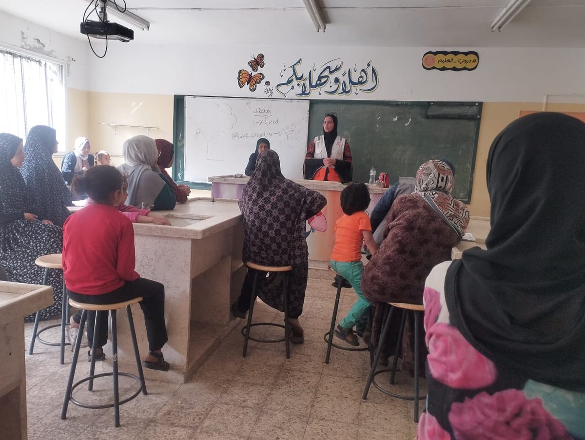 PalestineRCS's tweet image. The PRCS Community Work volunteers in the #Gaza Strip organize awareness and guidance sessions on first aid and burn treatment for displaced individuals living in shelters and camps.
