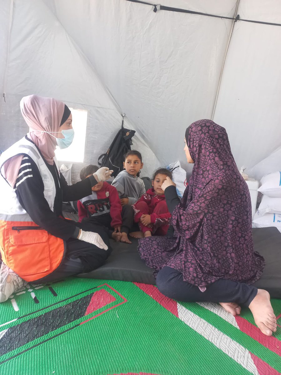 PalestineRCS's tweet image. The PRCS Community Work volunteers in the #Gaza Strip organize awareness and guidance sessions on first aid and burn treatment for displaced individuals living in shelters and camps.