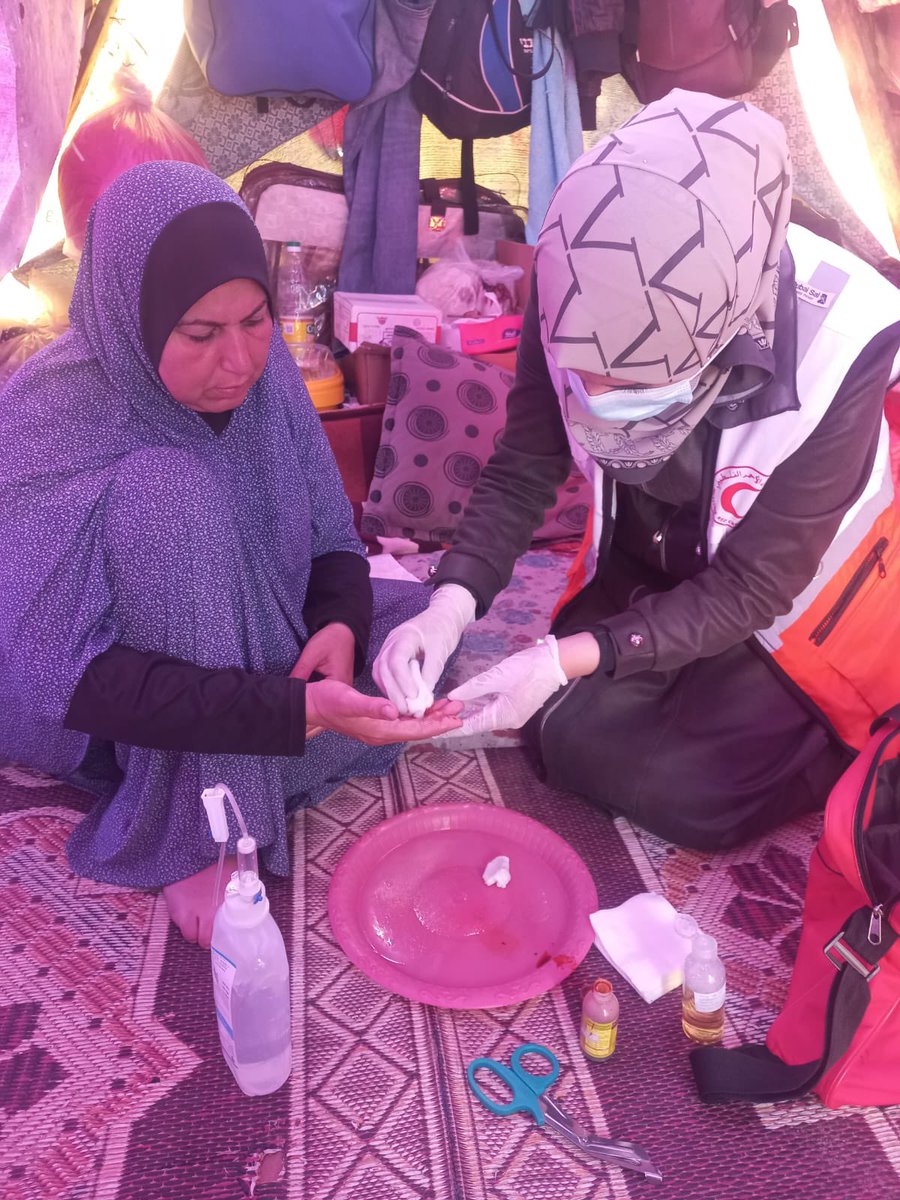 PalestineRCS's tweet image. The PRCS Community Work volunteers in the #Gaza Strip organize awareness and guidance sessions on first aid and burn treatment for displaced individuals living in shelters and camps.