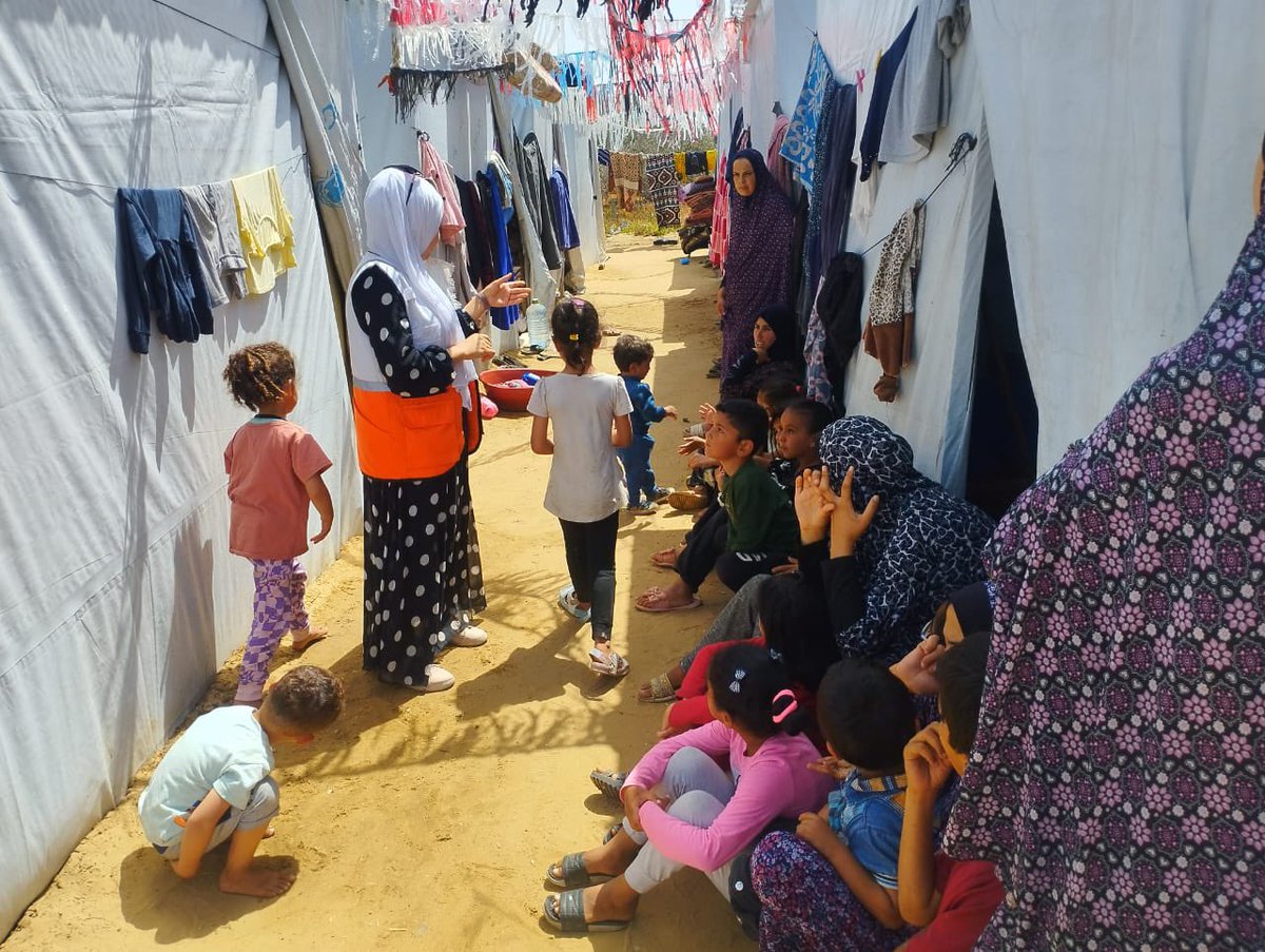 PalestineRCS's tweet image. The PRCS Community Work volunteers in the #Gaza Strip organize awareness and guidance sessions on first aid and burn treatment for displaced individuals living in shelters and camps.