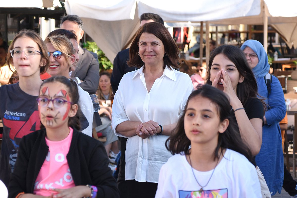 FOÇA’DA ÇOCUKLAR DOYASIYA EĞLENDİ
Foça Belediyesi, 23 Nisan Ulusal Egemenlik ve Çocuk Bayramı haftası kapsamında, Foça ve Yenifoça’da Çocuk Buluşmaları gerçekleştirdi.
 Bld Başkanı Saniye Bora Fıçı’nın da katıldığı buluşmalara yoğun ilgi gösteren çocuklar, mutlu anlar yaşadı.