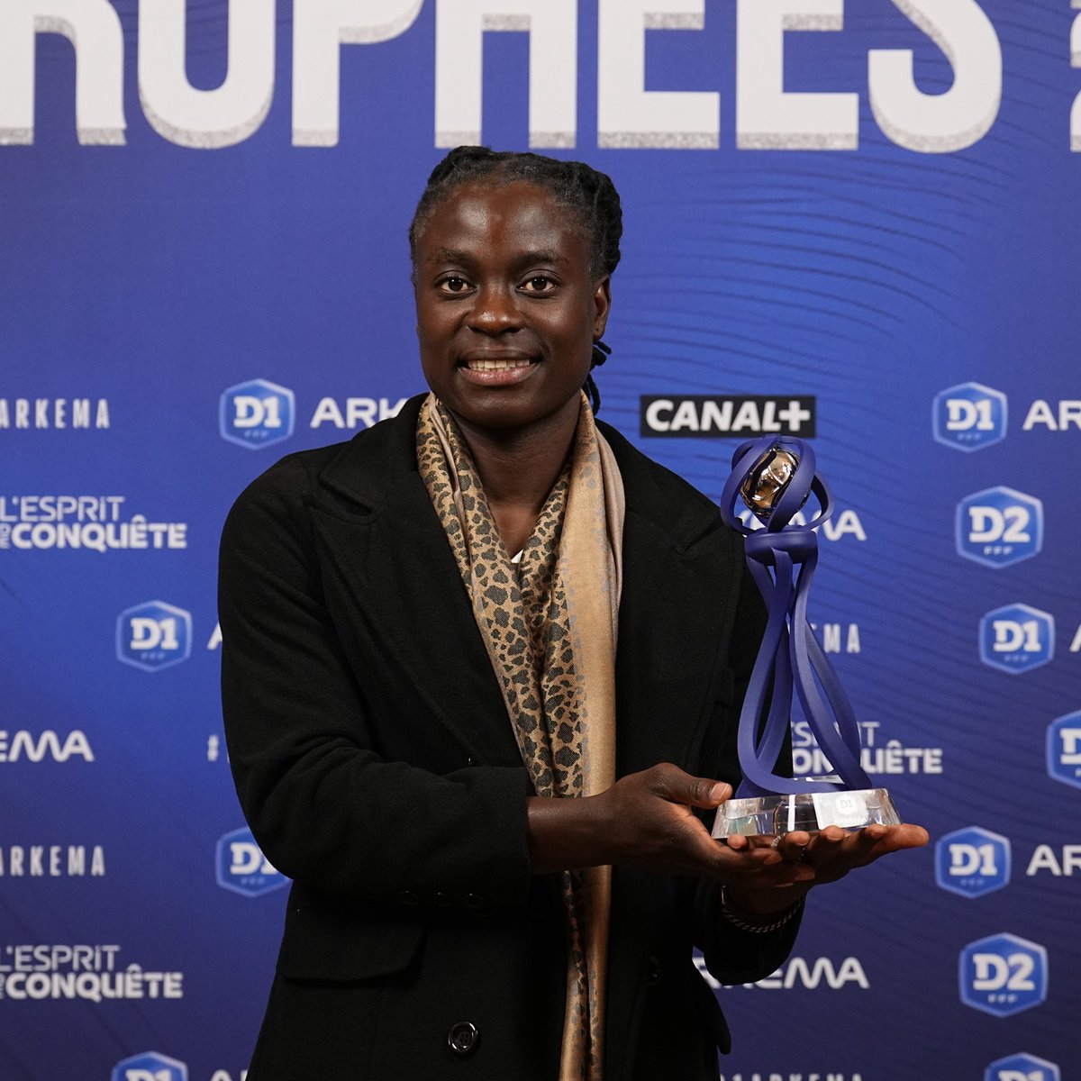 Tabitha Chawinga est élue meilleure joueuse de D1 Arkema !

Félicitations à notre Parisienne qui mérite amplement cette récompense 👏🏅

Bravo également à Grace Geyoro, elle aussi nommée, qui a réalisé une très belle saison 🫡 ❤️💙
#TrophéesD1Arkema

📸 @D1Arkema