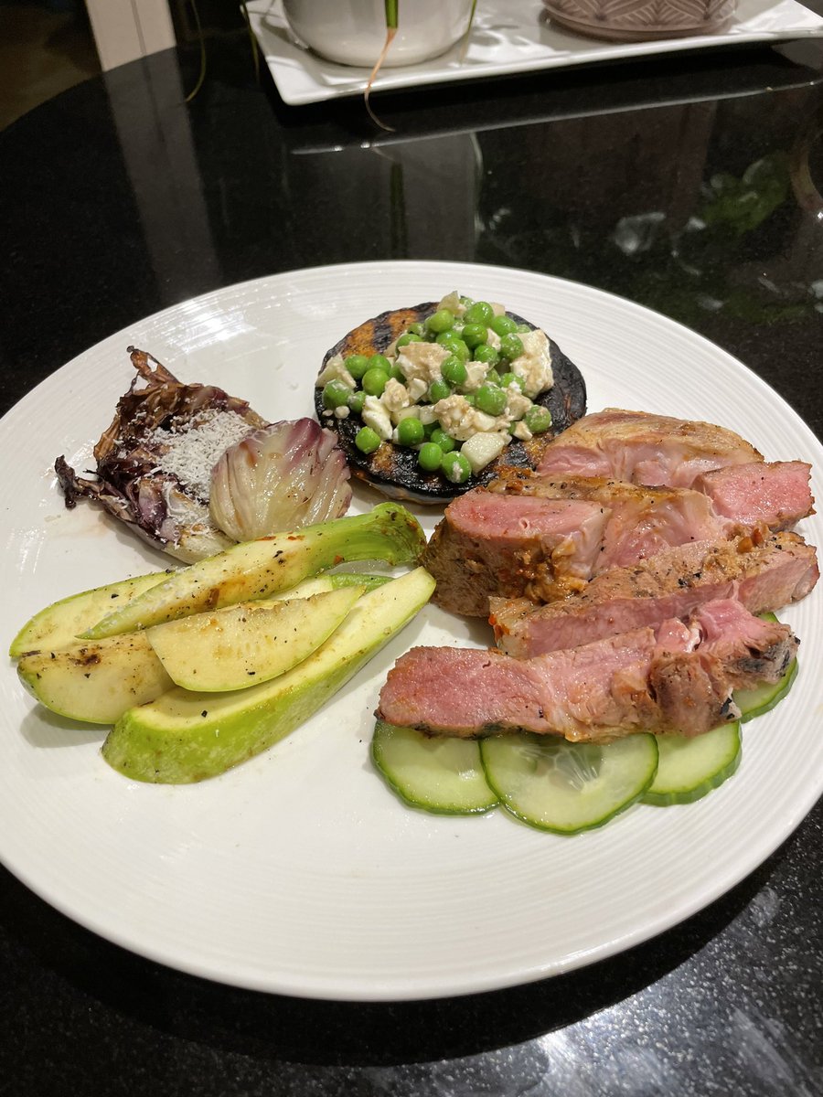 🐭 wife is out so I get to play (so to speak) BBQ pork collar on picked 🥒 not to be intimidated by some delicately flavoured baby marrow, grilled radicchio and a pea, kohlrabi and feta salad enclosed in a squash ring!