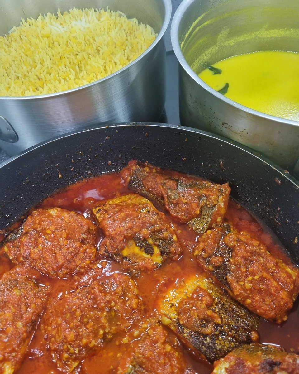 Here’s the dish pescatarian dreams are made of- fish in a rich tomato sauce, served on an aromatic bed of rice and lentils with yoghurt curry. 🍛 🐟 #fish #curry #lentils #yoghurt #communitykitchen