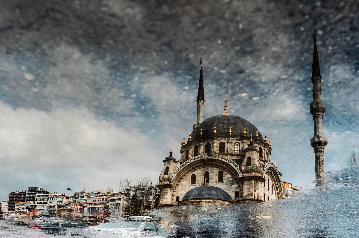 Suya Yansıyan Nusretiye Camii

henüz Galata Port yapılmamıştı bu fotoğrafı çektiğimde