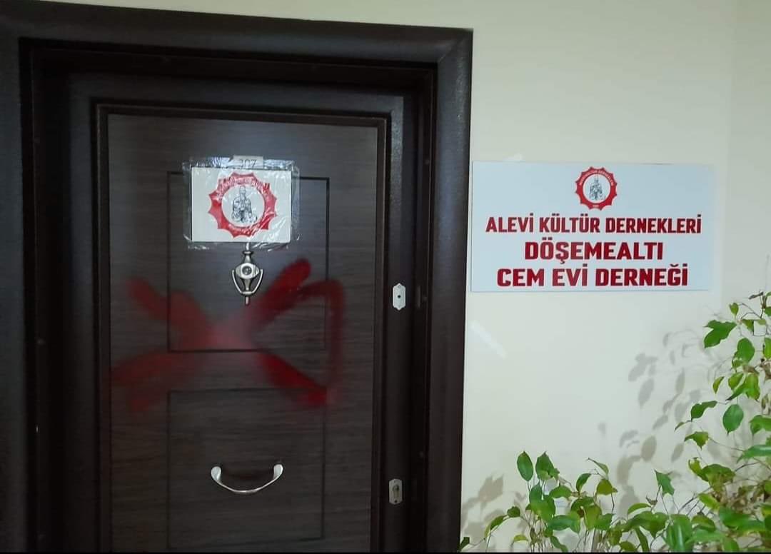 Gerici,yobaz,ırkçı faşist, Alevi düşmanları tarafından Antalya’da Alevi Kültür Dernekleri Döşemealtı Cem Evi Derneği’nin kapısına kırmızı çarpı atıldı.