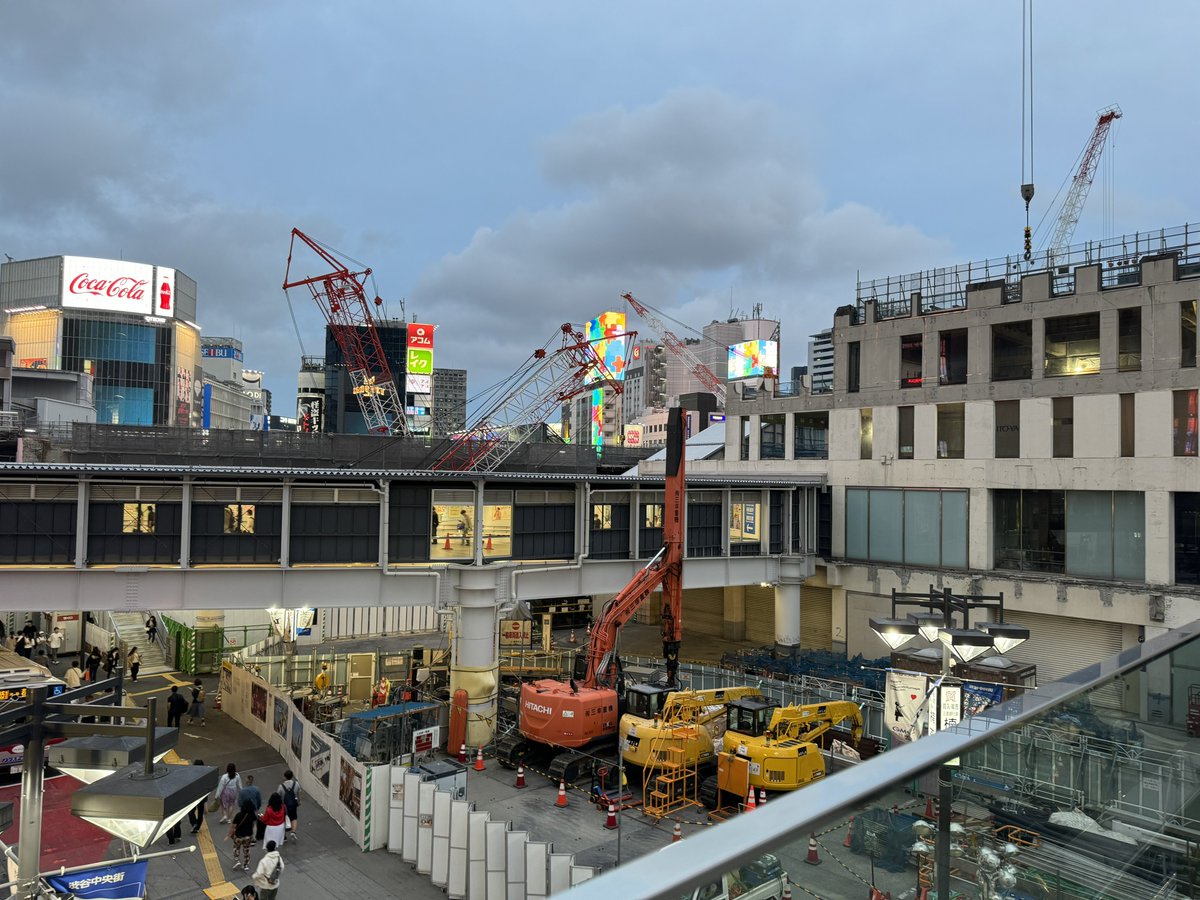 dtybywl's tweet photo. shibuya yesterday 18:25 いよいよ西口バス乗り場へ降りる階段が封鎖され https://t.co/vUaYcJou6z