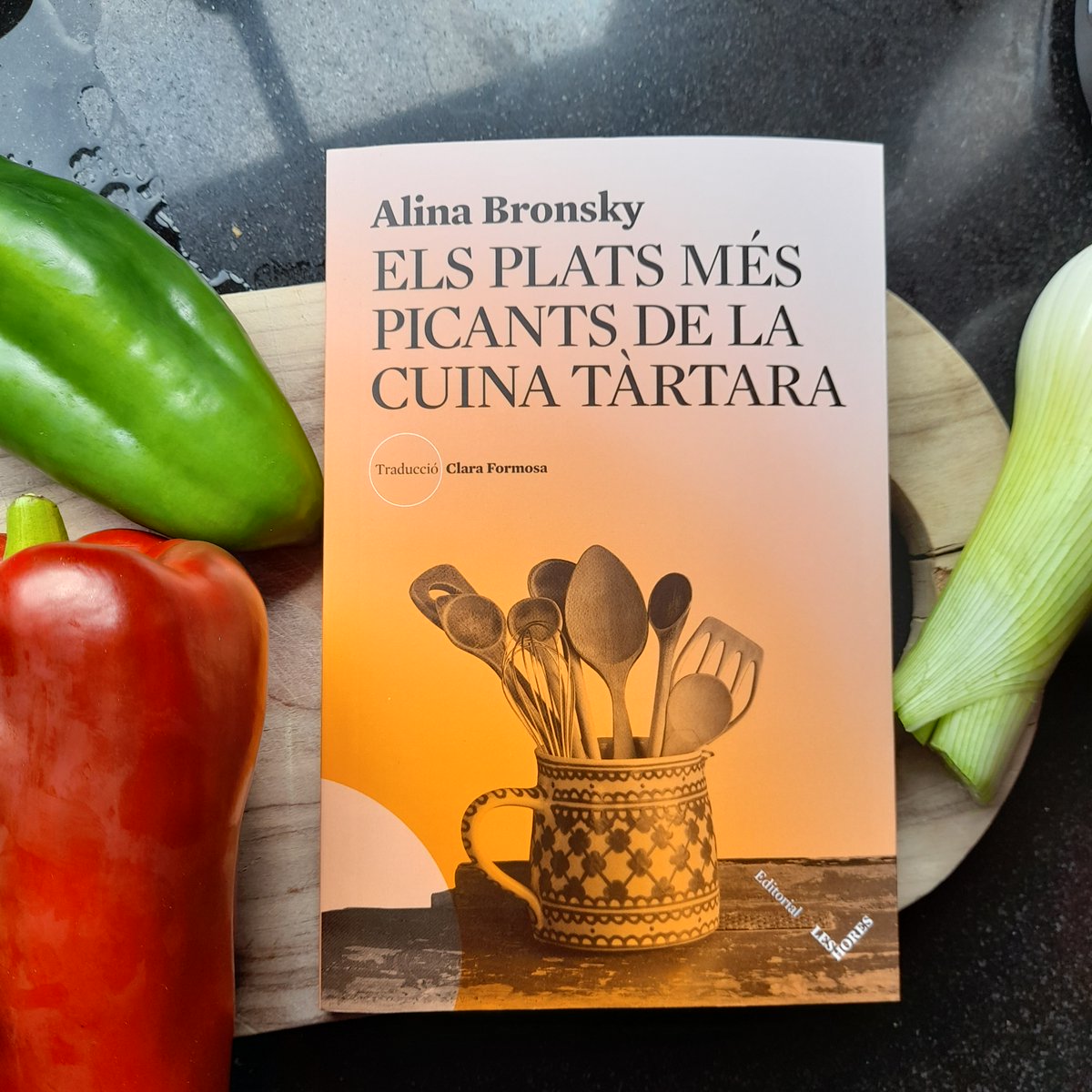 🖊️« Sí, la Sulfia era així, a tot veia només la part bona. Jo en aquest temps em comportava d’una manera que abans em resultava impròpia: em passava el dia al llit.» 📚Els plats més picants de la cuina tàrtara 🌍Trad Clara Formosa editorialleshores.com/cataleg/els-pl…