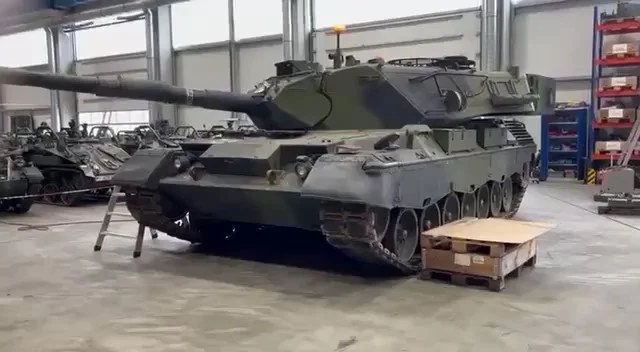 الاوكرانيون يحصلون على الكثير من دبابات Leopard I : تدريب كثير للطواقم الاوكرانية  GMWakK_WYAABpCJ?format=png&name=small