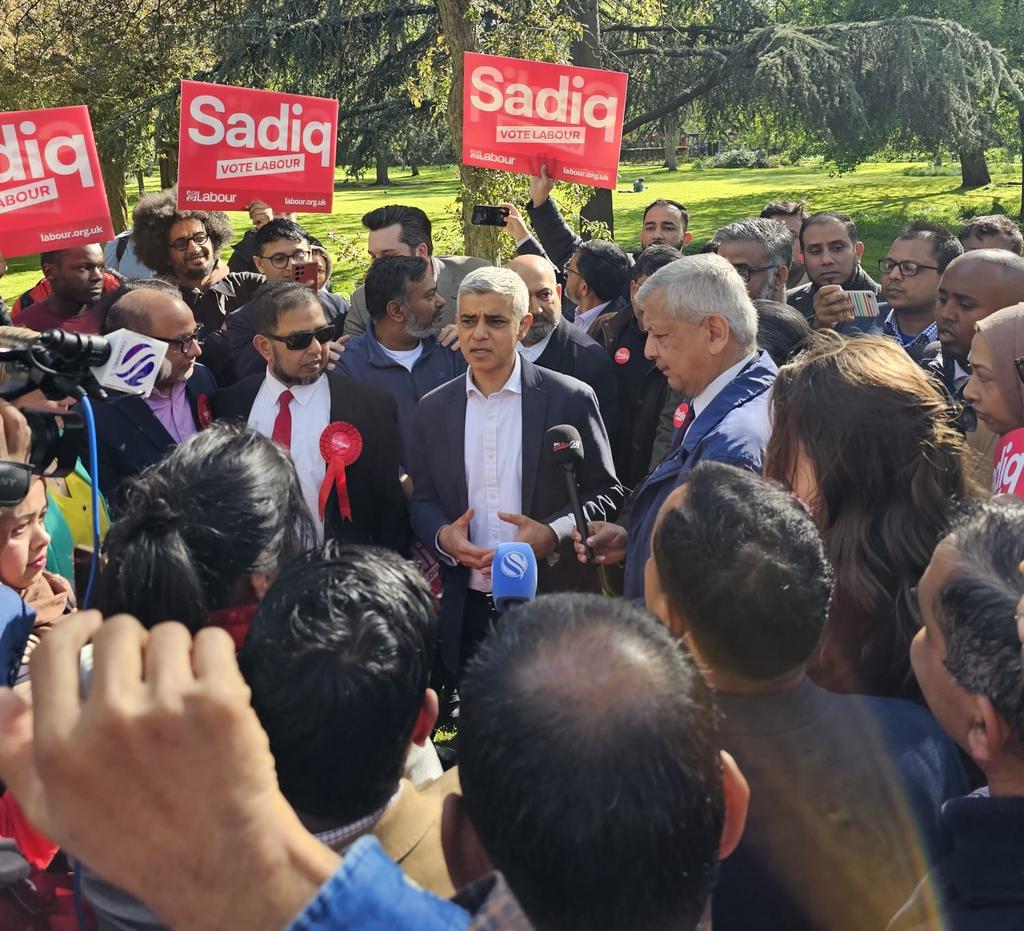 Brilliant to be back in Bethnal Green today. Good to join @unmeshdesai @CllrSirajIslam to speak to local residents about our positive vision to build a fairer, safer and greener London for everyone. #LabourDoorstep #VoteLabour 🌹
