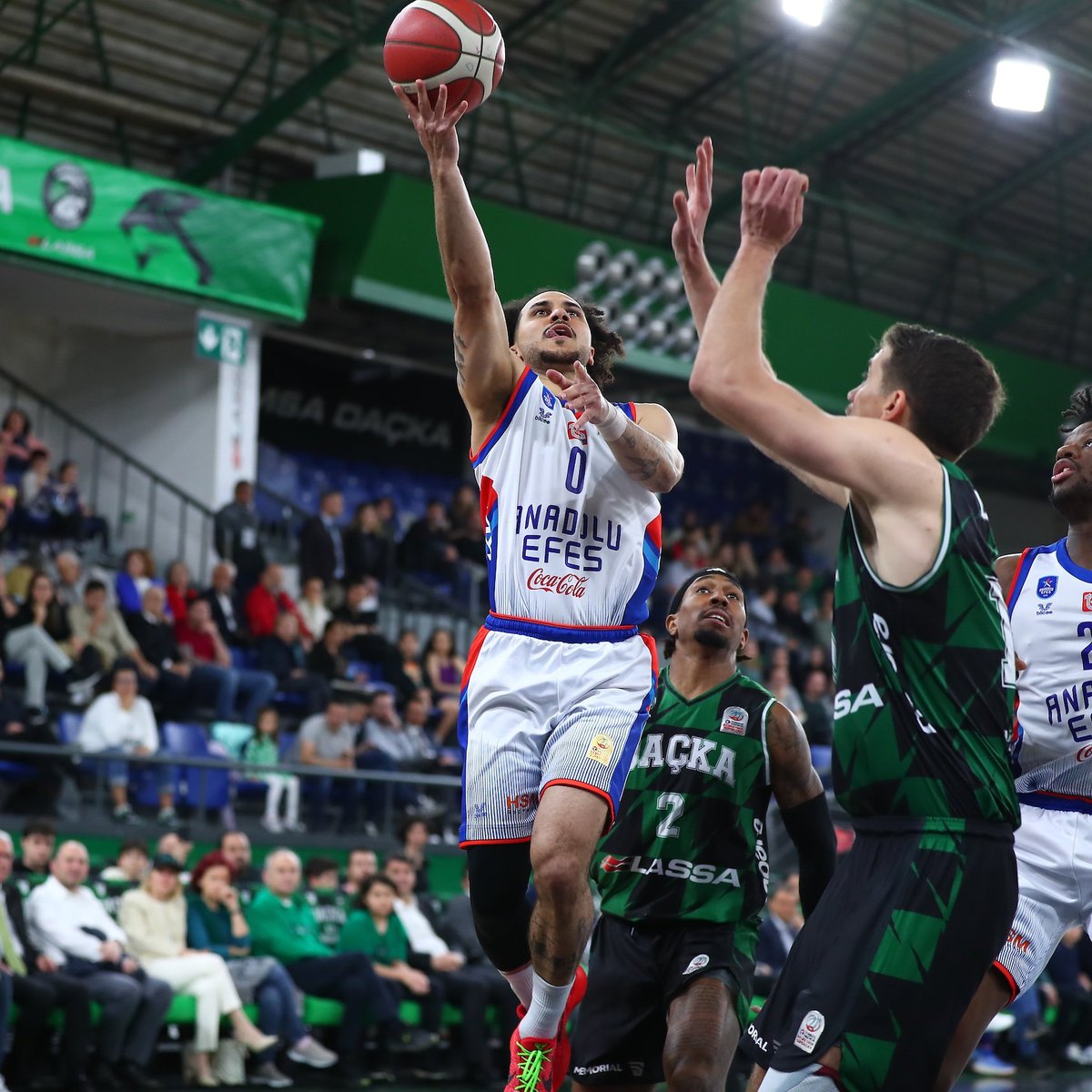 🏀 Darüşşafaka Lassa'yı 87-74'lük skorla mağlup eden Anadolu Efes, normal sezonu lider bitirmeyi garantiledi.