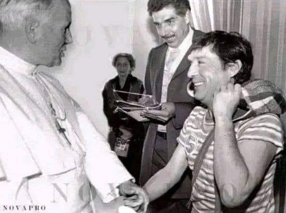 Cuando el chavo del 8 saludó al papa Juan Pablo ll, se quitó la gorra rápido para que viera que no era un niño, si no los padres se lo hubieran c0gido ahí mismo.