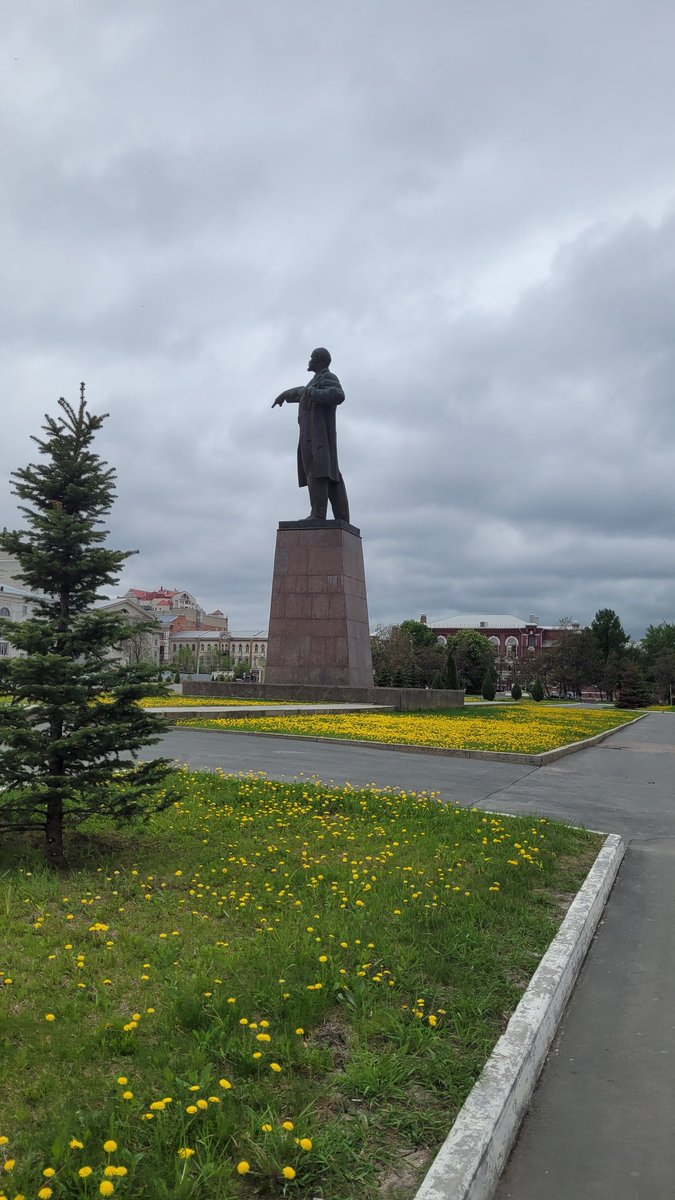 внимание. ленин тычет пальцем в одуванчики