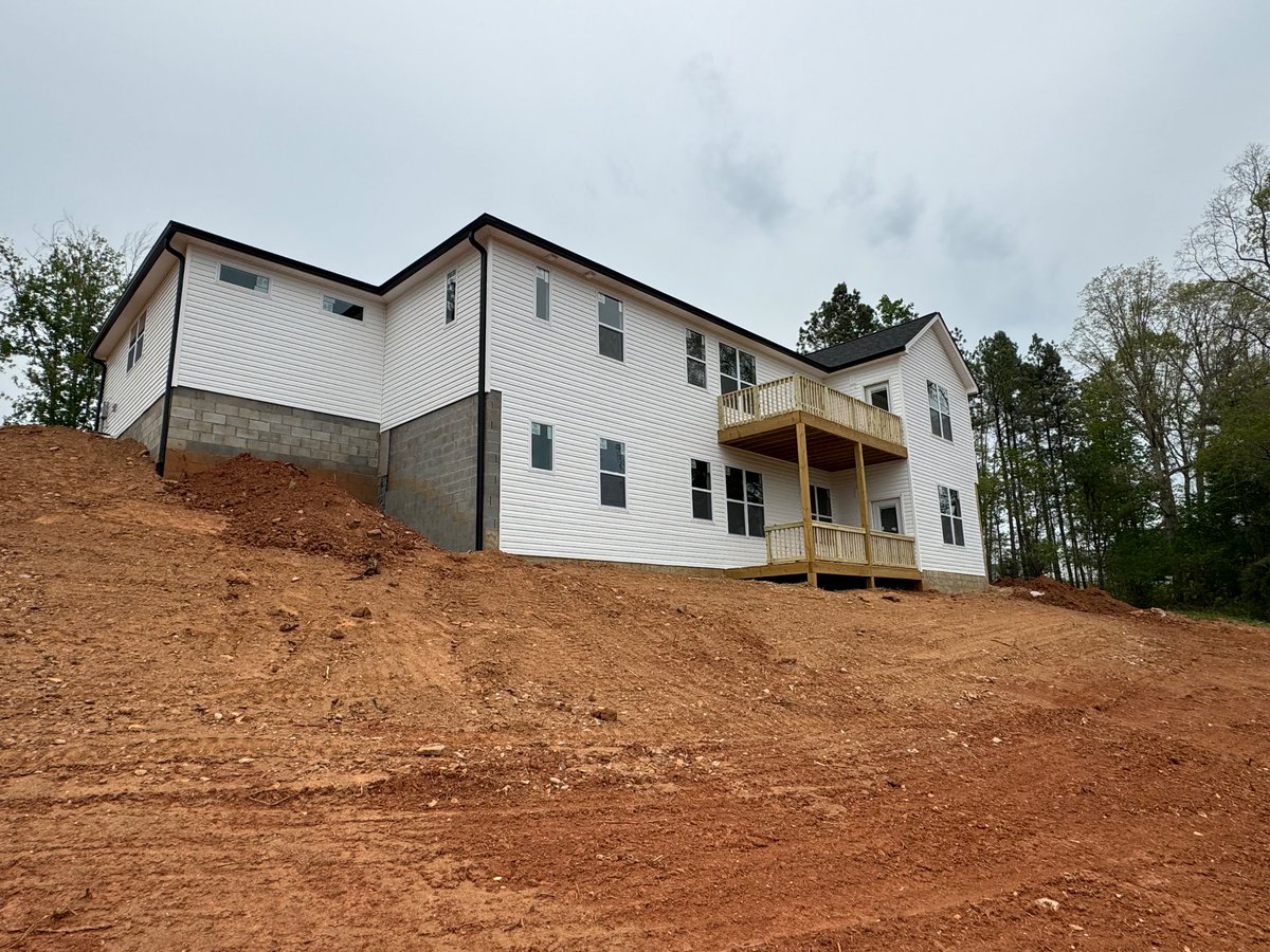 The new home build in Statesville/Castlegate is nearing completion. 117 Hatford ct $569,000 1999 sq ft main level 3 bed 2 bath 3 car garage 1999 unfinished walkout basement Thomas Pistone Carolina Signature Realty 704.201.4292