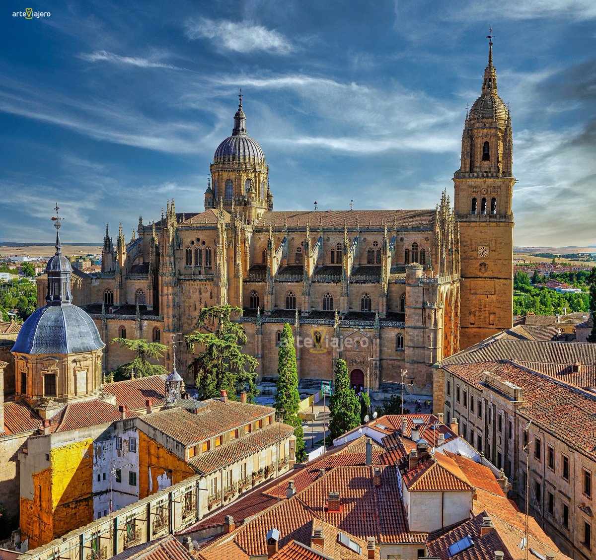 Catedral Nueva de Salamanca, levantada entre los años 1513 y 1733. En ella se combinan perfectamente los estilos gótico, renacentista y barroco. Es una de las catedrales más grandes de España, su campanario alcanza los 92 metros de altura #FelizLunes #photography #travel