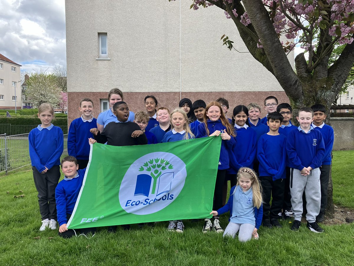 ToryglenPS's tweet photo. @RutherglenRef We are so proud of our fantastic classes at Toryglen! #ecoheroes #greenflag https://t.co/U0sG7BhIXn