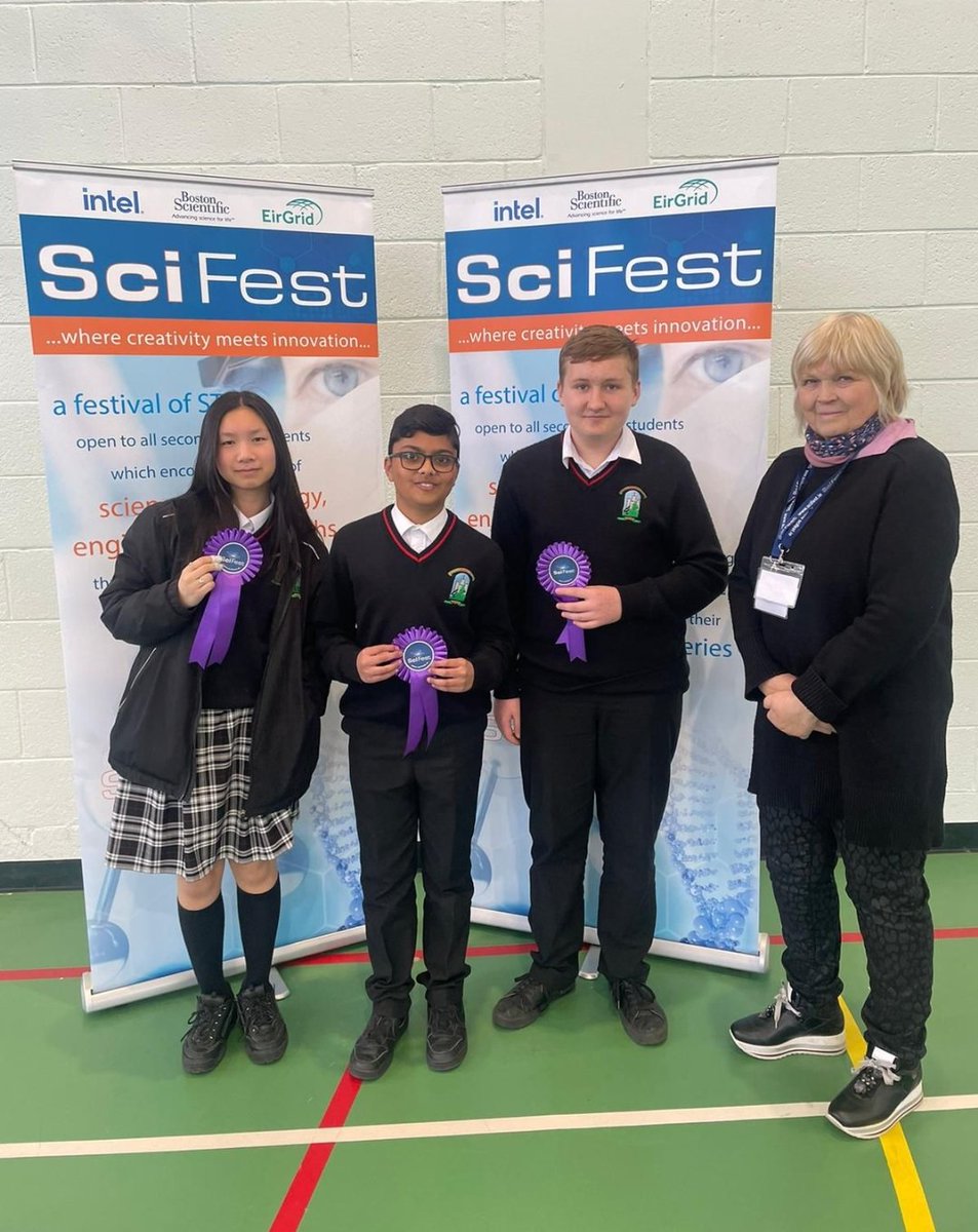 Some of our winners today alongside teacher @ms_abehan and our special guest Cathy, who visited from Scifest to help judge the competition! Our winners looked at how different liquids impact eggshells and how footwear influences our speed! Well done all 👏