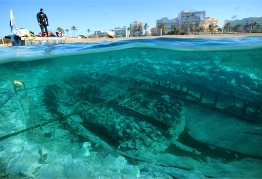 Excepcional y único. Son las palabras que repiten una y otra vez los arqueólogos encargados de investigar el pecio de Ses Fontanelles, el barco tardorromano hundido frente a la costa de Palma. Y ya tenemos el primer estudio sobre su origen y carga. Y una moneda que lo data 🧵👇