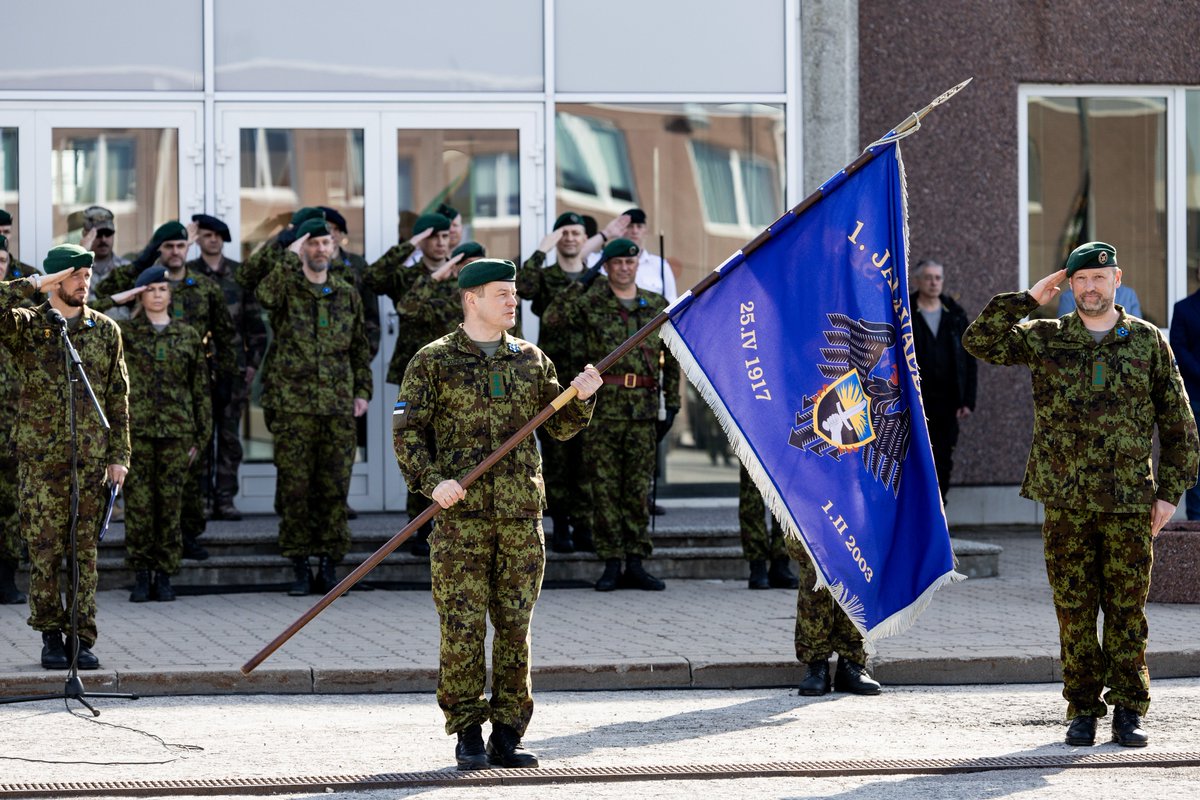 Palju edu uues ametis, kolonel Tarmo Kundla! Täna toimus Tapa linnakus 1. jalaväebrigaadi 107. aastapäevale pühendatud pidulik rivistus, mille käigus võttis Tarmo Kundla brigaadi juhtimise üle seni ülema kohustusi täitnud kolonelleitnant Mart Sirelilt. mil.ee/uudised/1-jala…