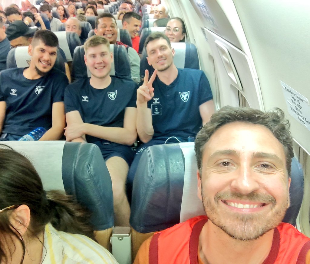 Enorme lo vivido estos días en Belgrado 🇷🇸🥉🏀

Volver con la sonrisa en la cara y estos grandes compañeros de avión no tiene precio: vuelo de muchos quilates 🧡🚀🫱🏼‍🫲🏽

Morriña tras un viaje TOP, aunque hayamos llegado a casa a las 6AM de esta mañana 🥱💪🏽🕕