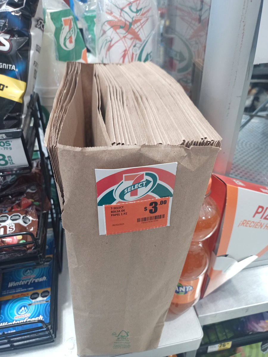 ¿Recuerdan cuando prohibieron las bolsas de plástico en los supermercados? Es RIDÍCULO que ahora x $2 pesos la cajera te lo ofrezca...¿Cuál fue el propósito de esta prohibición? 🤨 #MasLeyesPendejas