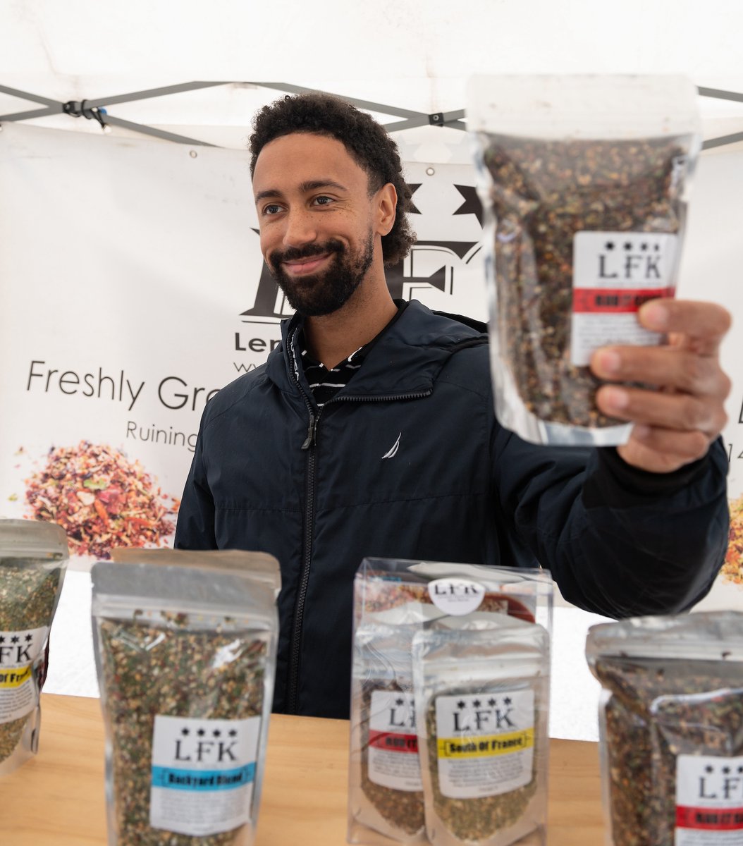 DCASE welcomes the 2024 season of #ChicagoFarmersMarkets, selling fresh produce and goods from local vendors and farmers downtown and citywide!     
For a complete list of farmers markets, visit ChicagoFarmersMarkets.us