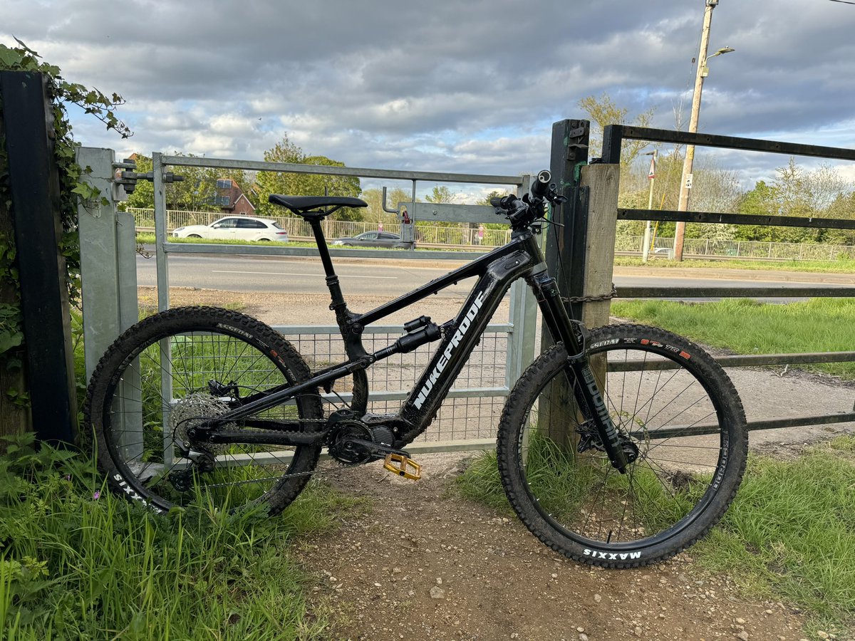 got the emtb out this evening, trails aren't dry but i don't feel like i'm tearing them to shreds riding them!
bike feels amazing, the climb in the 3rd pic is steep and slippery and i fail regularly on normal bikes, on this straight up, minimal wheel spin! fucking love it!