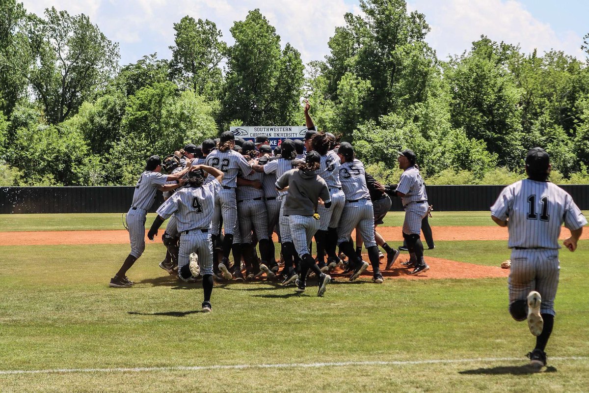 MACU_baseball's tweet photo. All smiles for your regular season SAC Champions 😁 https://t.co/icZovfLZv8