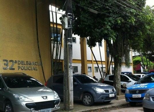 PCERJ's tweet photo. #32DP concluiu o inquérito e indiciou 13 pessoas por envolvimento na morte de João Vinicius Ferreira Simões. Segundo apurado, a morte se deu por uma eletroplessão, ou seja, pela exposição do corpo a uma carga de energia elétrica.
Fique por dentro 👇
https://t.co/fDsZp441X3 https://t.co/ZodvuBr5Lz