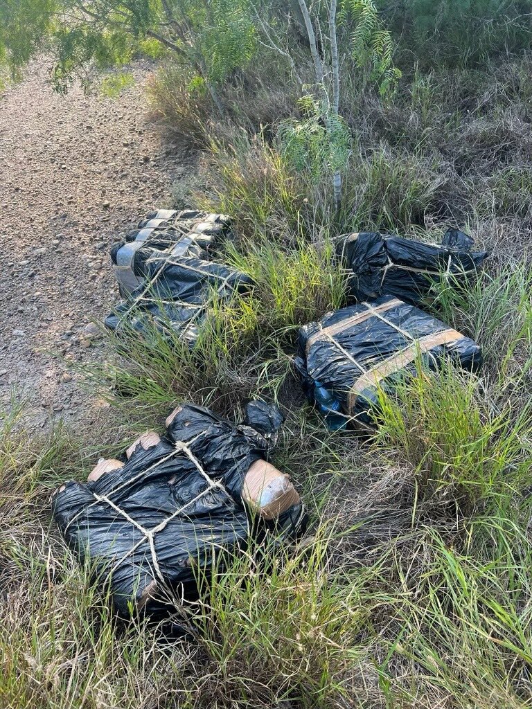 WEEKEND RECAP! #RGV Agents seized nearly $600 thousand worth of marijuana, disrupted 13 smuggling attempts and arrested 15 smugglers over the weekend. Kudos to our dedicated agents! Keep up the great work 💚 🇺🇸 912 Migrant Apprehensions 60 Gotaways 13 Human Smuggling Cases