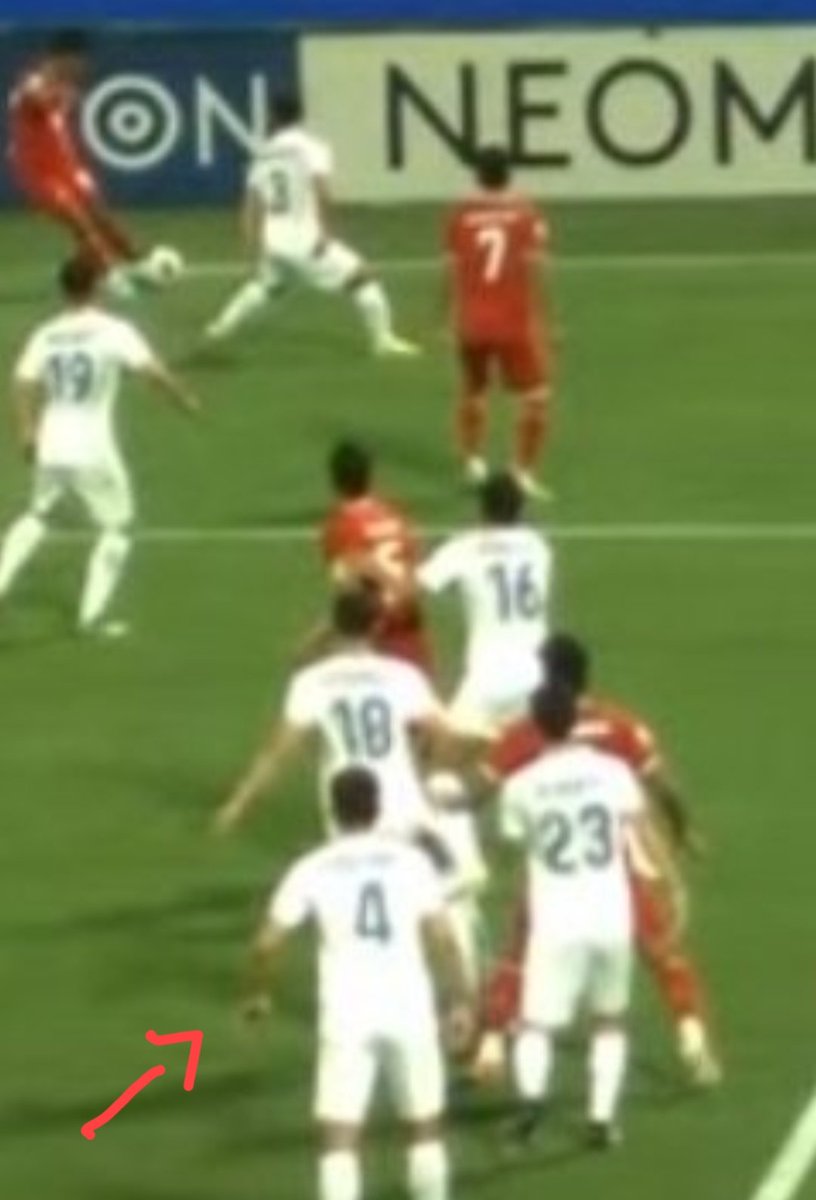 NovraEka's tweet photo. @20gallantoarbi @pndumrdhka @zakkiruiner Di momen yg dianggap offside bola sudah naik dan tangan kiri putih nomor 4 sudah turun https://t.co/TZMguP34NP