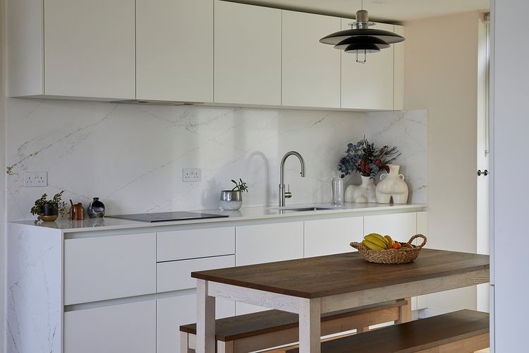 Another elegantly understated design from our elite customer, Piqu! The gold and grey veins of Silestone Etheral Glow seamlessly blends into a nuanced white background and cabinets, crafting a beautiful design that's both inviting and timeless. 📸@snookphotograph on Instagram