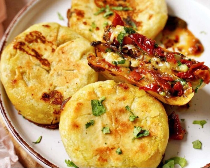 Sun-Dried Tomato and Cheese Stuffed Flatbreads 👌 #meatlessmonday #recipe elavegan.com/stuffed-flatbr…