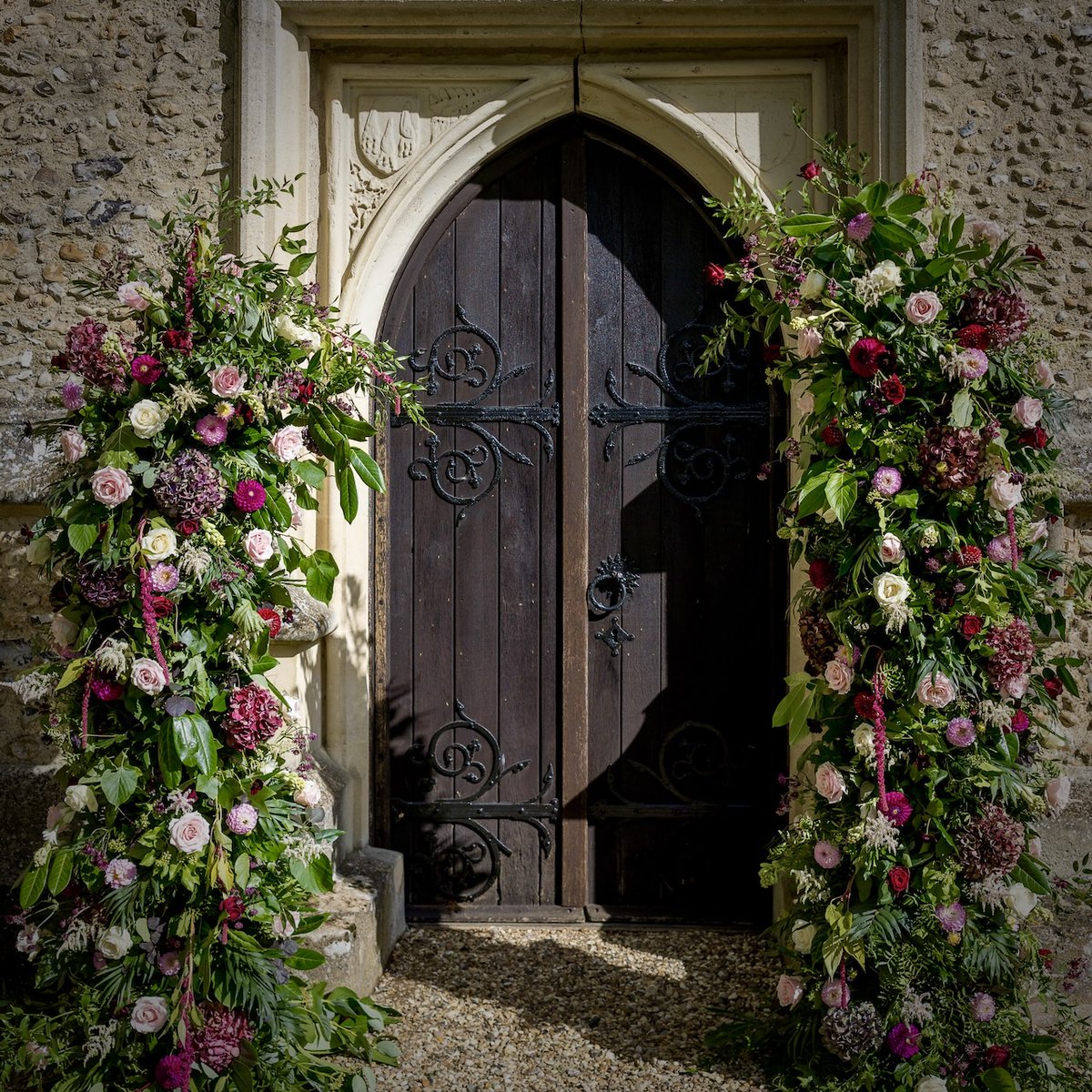 An entrance statement ⛪️
#WeddingCeremony #CeremonyFlowers #WeddingFlowers #WeddingFlorist  #KnebworthHouse #Hertfordshire #HemelHempstead #MaplesFlowers

📸 @milliepilkingtonphotography