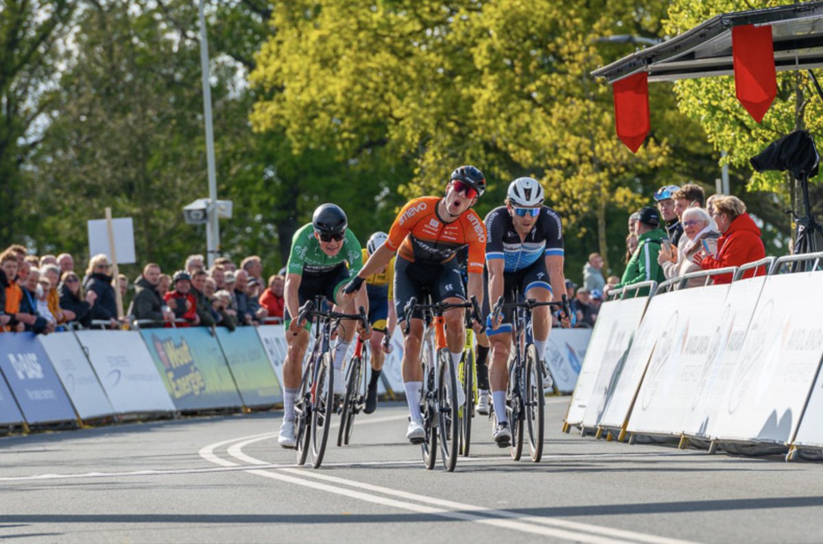 🚴‍♂️💥🏆 Spectacular team performance during the Slag om Woensdrecht, characterized by wind and challenging cobblestones! 
•
•
•
#ParkhotelValkenburgCT #RideToWin #Koersen #Slagomwoensdrecht #Fokkerslagomwoensdrecht #Wielrennen #Races