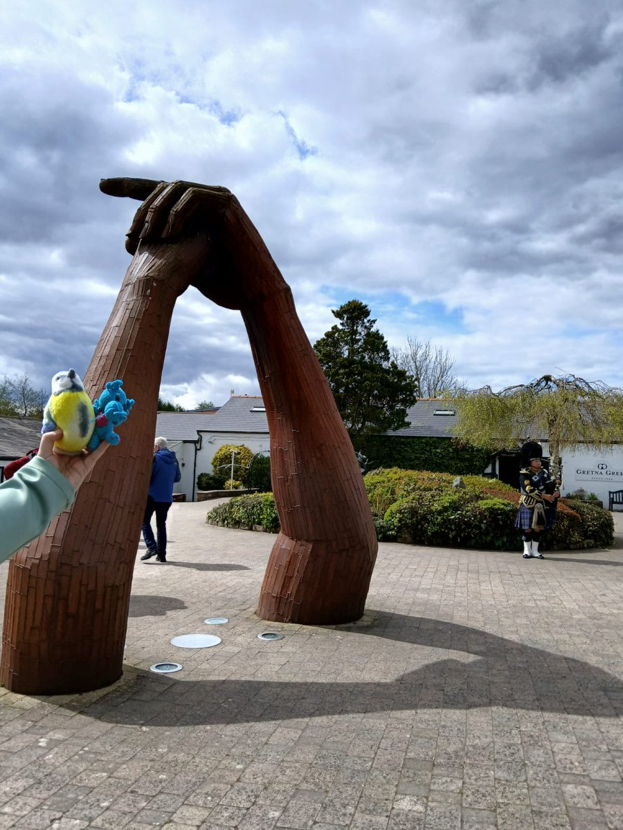 Gestern war ein langer Tag. Stippvisite in Glasgow, Hogwarts, die Tardis und die Kathedrale gefunden. In Gretna Green konnten wir gerade so eine Hochzeit verhindern 🤪 
Wir sind wieder zu Hause. 
Es war eine tolle Zeit und die #reisemeise wird weiter reisen. Tschüss Sarah.