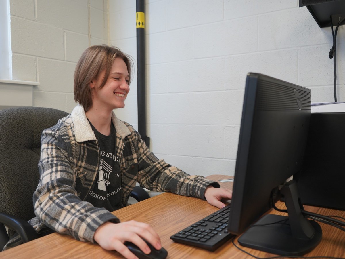 Behind-the-scenes with #TSCT Computer & Network Systems Administration program!🖥️ The combination of theory & hands-on lab exercises such as working in a live network environment prepares students for employment in a variety of IT roles. Learn more here: ow.ly/Q4n450RqIrv