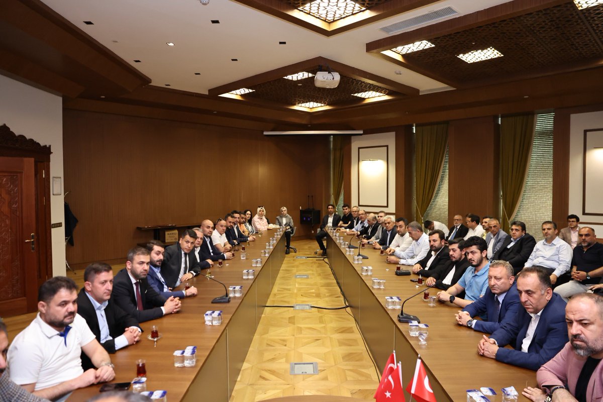 İl Başkanımız Cüneyt Doğan ve İl Yönetim Kurulu Üyelerimiz; Onikişubat Belediye Başkanımız Sn. Hanifi Toptaş’a hayırlı olsun ziyaretinde bulundular. 

Nazik misafirperverliğinden dolayı Onikişubat Belediye Başkanımız Sayın Hanifi Toptaş’a teşekkür ediyor, çalışmalarında başarılar…