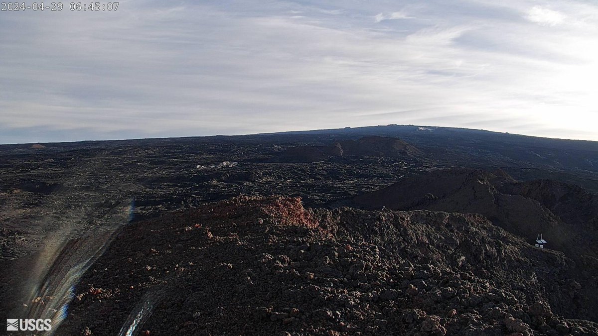 #HVO staff installed a new webcam, the MDLcam, to monitor #MaunaLoa's SW Rift Zone. The webcam has Pan, Tilt and Zoom capabilities & is controlled remotely by HVO staff (views may vary depending on activity). For installation photos and links visit: usgs.gov/observatories/…