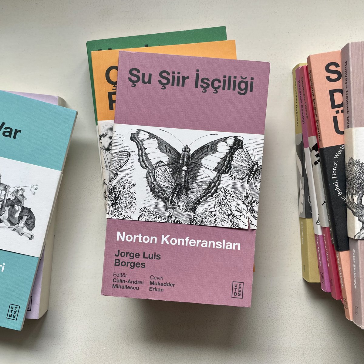 “Şiiri başka sözcüklerle tanımlayamayız.” Edebiyatın saflığına kendini adayan Borges’in Harvard Üniversitesi’nde şiir üzerine verdiği derslerden oluşan Şu Şiir İşçiliği, okuyucusunu yazarın itiraflarına, zekâsına, samimiyetine ve tükenmez entelektüel derinliğine şahit tutuyor...