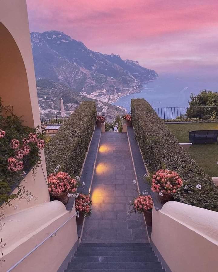 La notte è mistero La notte è magica La notte è lunga la notte è idonea per ascoltare storie italiane. #CredereNeiFatti #NotturniDiCittà #VentagliDiParole 📷__Ravello__ Salerno__