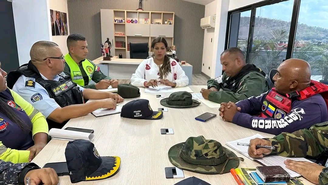 La alcaldesa @tatachavista realizó mesa de trabajo con los comandantes de los cuerpos de seguridad: DCR GNB-62-1, 5103 Transporte y Servicios del Ejército, 3ra compañía del Dtmto 625, CICPC, CCP - Caura 3, CCP - Caura 27, Policía Municipal, PNB #VenezuelaPaísDeEsfuerzoPropio