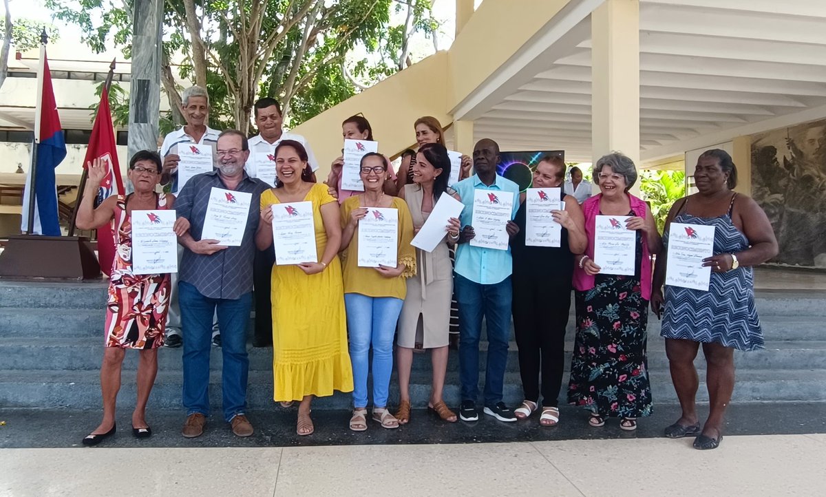 Y antes de q acabe Abril, recibo feliz y orgullosa, junto a mis compañeros de la @UniversidadPCC, q son también familia, el Reconocimiento por 10 años de trabajo en el @PartidoPCC. Parafraseando al poeta aquí venimos a dar el Tiempo, el Corazón, la Vida.... #PorCubaJuntosCreamos