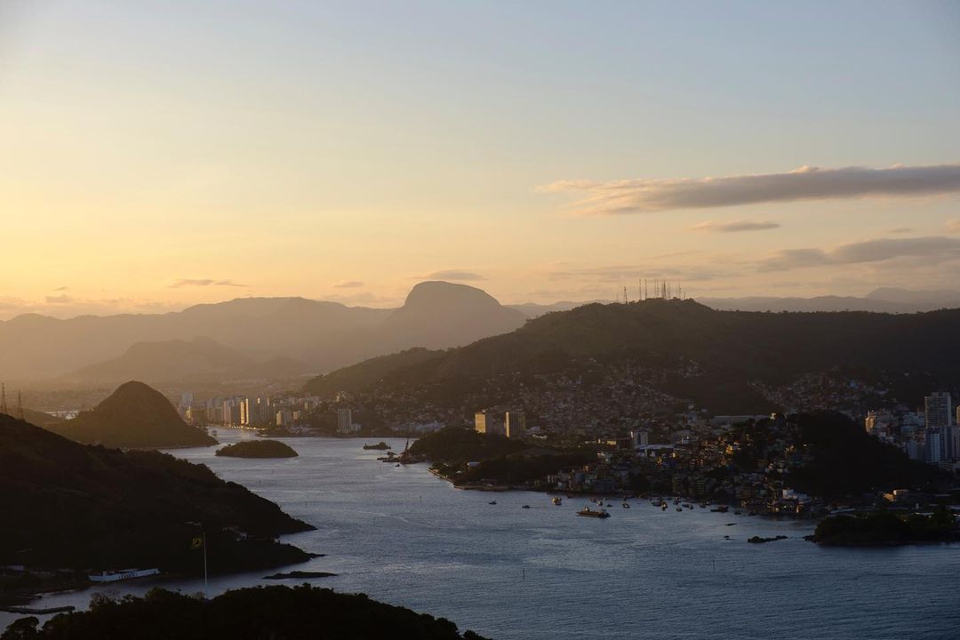 #Tbt de um belíssimo pôr do sol visto do Morro do Moreno, em Vila Velha, pelo instagram.com/olhar_viramundo 📸 🧡 Boa noite!