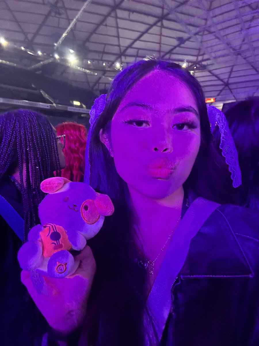 hybeangel's tweet photo. my jake plushie getting blessed by jake himself 💌  #FATE_PLUS_IN_TACOMA  #ENHYPEN https://t.co/gyv3aAXxWU