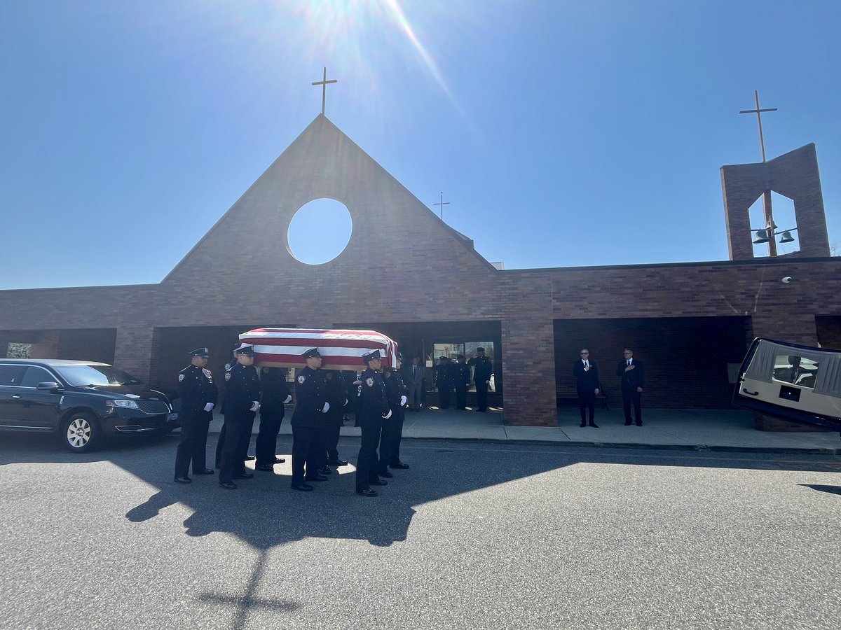 Detective Michael Longarello retired in 1976 from the @NYPD23PCT. Detective Longarello was also a dedicated @USNavy Veteran. Detective Longarello’s family was presented with our department flag in his honor. May he rest in eternal peace. #NeverForget @NYPDnews