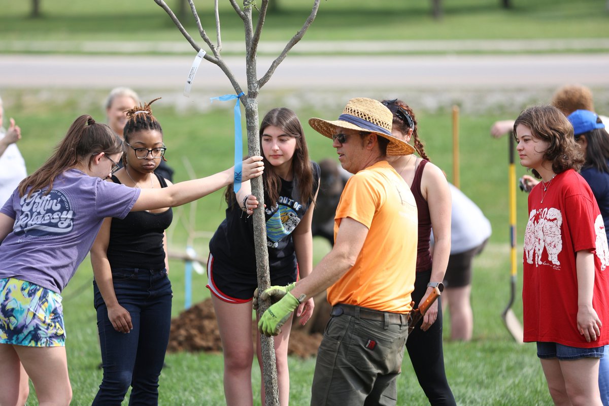 UKYHonors's tweet photo. Students helped beautify the Alumni Drive traffic island by planting 10 native trees with 2023 Great Teacher Dr. Kenton Sena. This project was funded by grants from @lgeku &amp; the Student Sustainability Council.
#ukyhonors #purposeintellectintegrity #treeplanting #springisintheair https://t.co/thqF4yE3DK